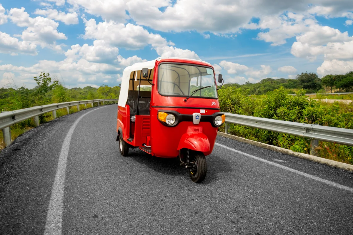 Mototaxi roja en carretera, imagen referencial del financiamiento vehicular de SEFIN